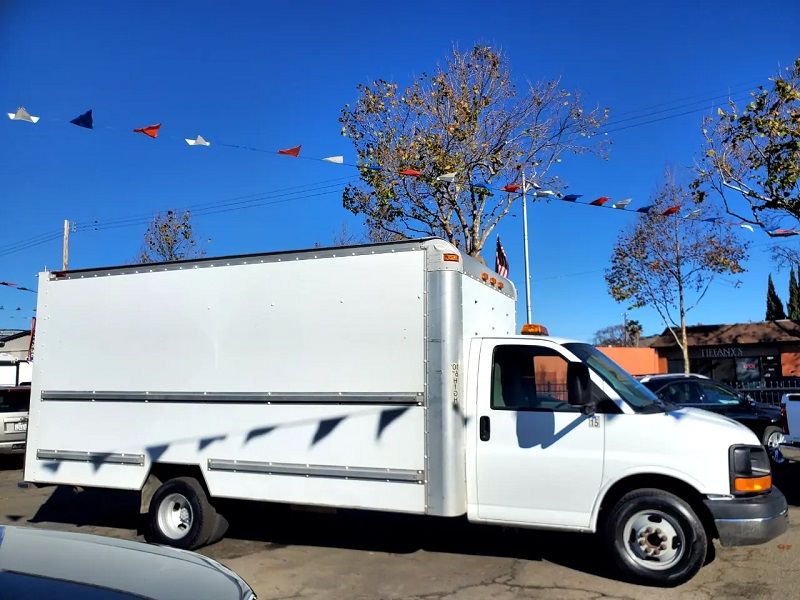 2008 GMC Savana Box Truck